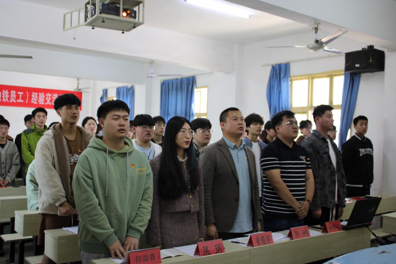 365官网团委举办第三期团课结业典礼暨入团仪式 365官网团委举办第三期团课结业典礼暨入团仪式