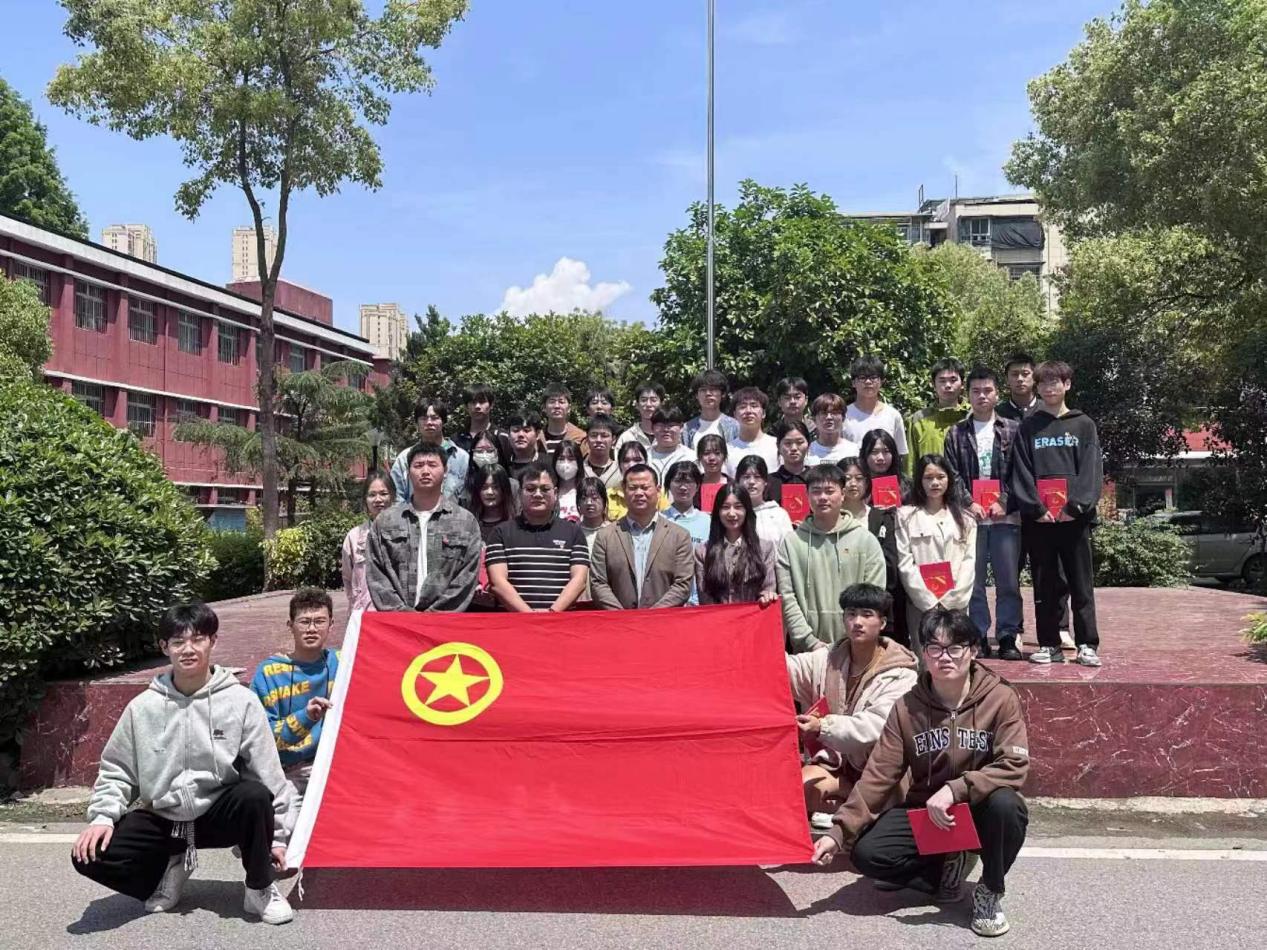 365官网团委举办第三期团课结业典礼暨入团仪式 365官网团委举办第三期团课结业典礼暨入团仪式