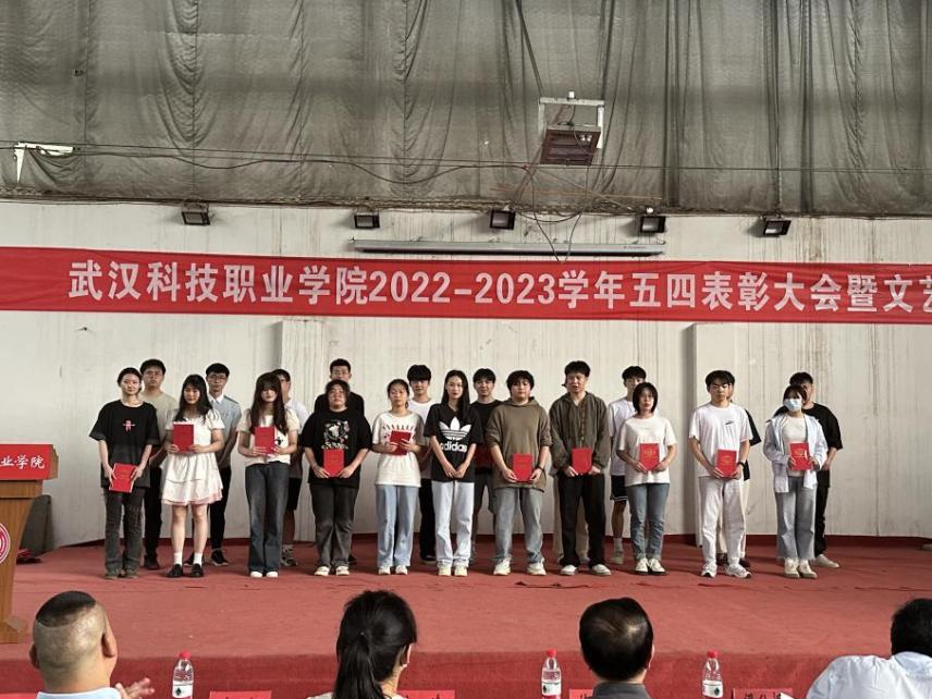 365官网举办2022-2023学年“五四”表彰大会暨文艺汇演 365官网举办2022-2023学年“五四”表彰大会暨文艺汇演