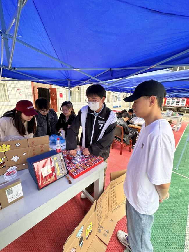爱心物品传递,感恩气息洋溢 爱心物品传递,感恩气息洋溢