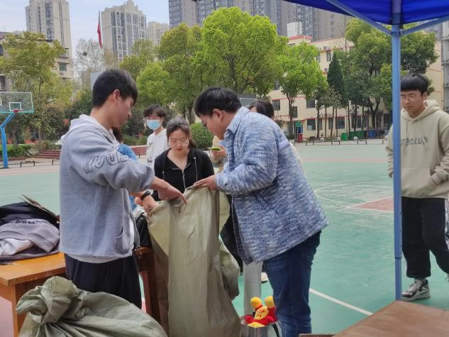爱心物品传递,感恩气息洋溢 爱心物品传递,感恩气息洋溢