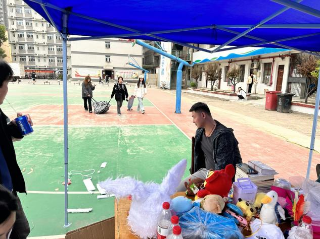 爱心物品传递,感恩气息洋溢 爱心物品传递,感恩气息洋溢