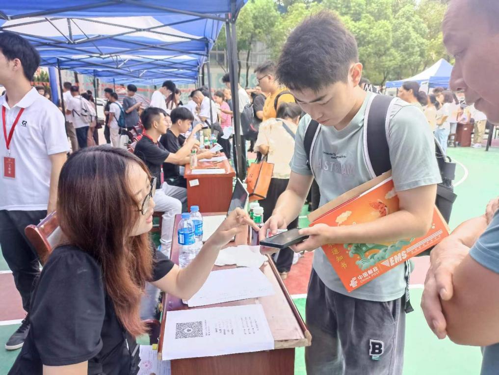 365官网顺利开展迎接2023级新生报道工作