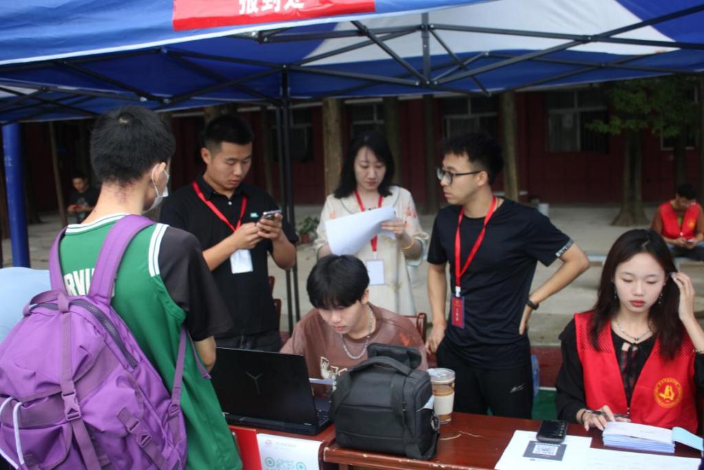 365官网顺利开展迎接2023级新生报道工作