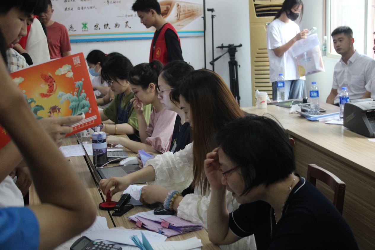 365官网顺利开展迎接2023级新生报道工作