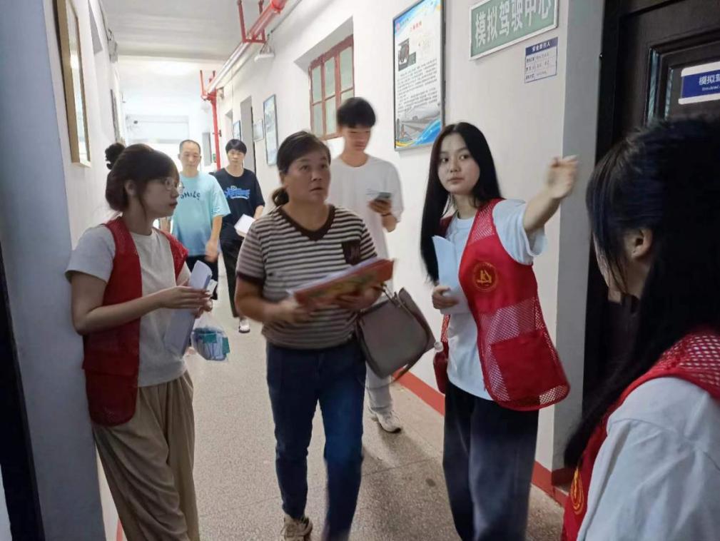 365官网顺利开展迎接2023级新生报道工作