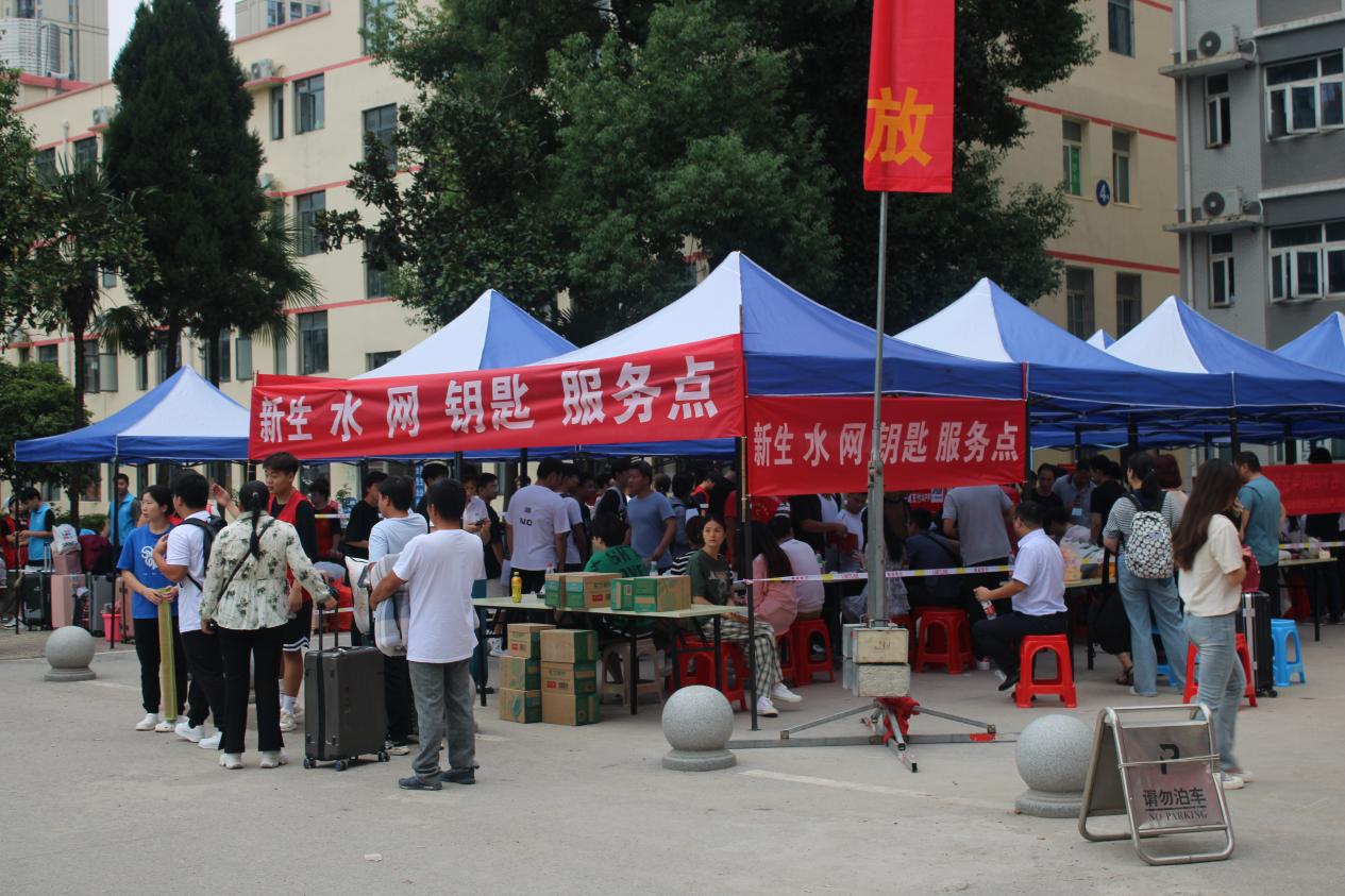 365官网顺利开展迎接2023级新生报道工作