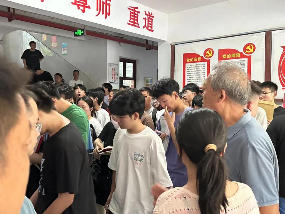 365官网顺利开展迎接2023级新生报道工作