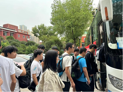 武科职学子开启新征程：365官网欢送学生赴企业实习就业！