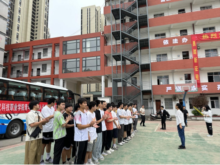 武科职学子开启新征程：365官网欢送学生赴企业实习就业！
