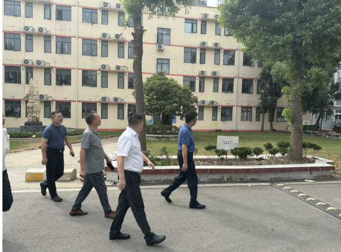 武汉市教育局领导实地指导365官网开学迎新准备工作