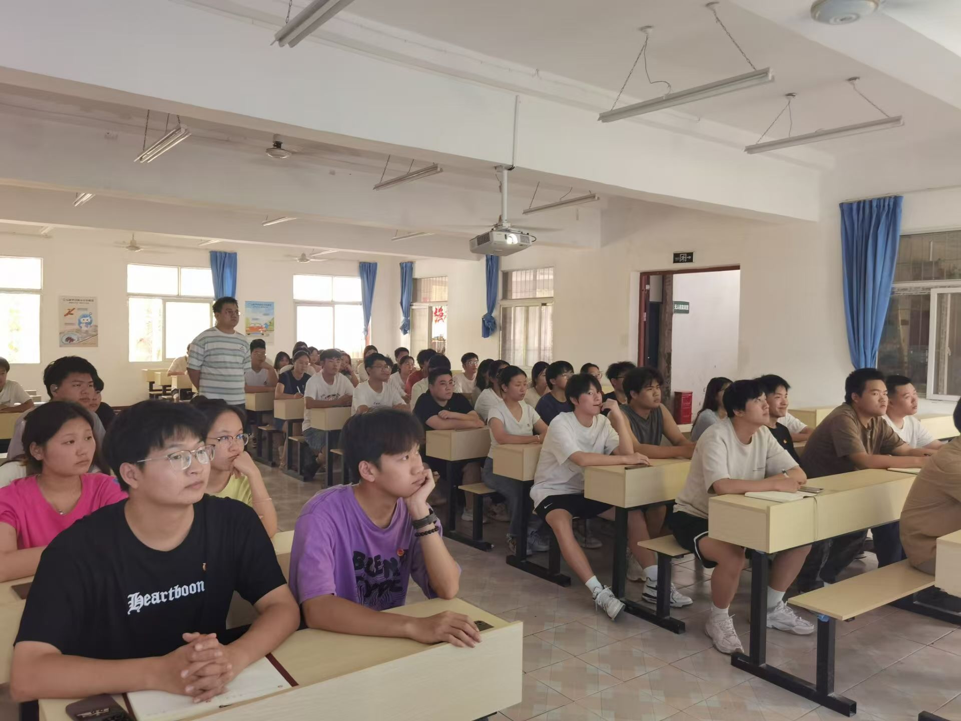 担当教育新使命,奋进强国新征程 ——师生共看微党课,校园观影暖人心 担当教育新使命,奋进强国新征程 ——师生共看微党课,校园观影暖人心