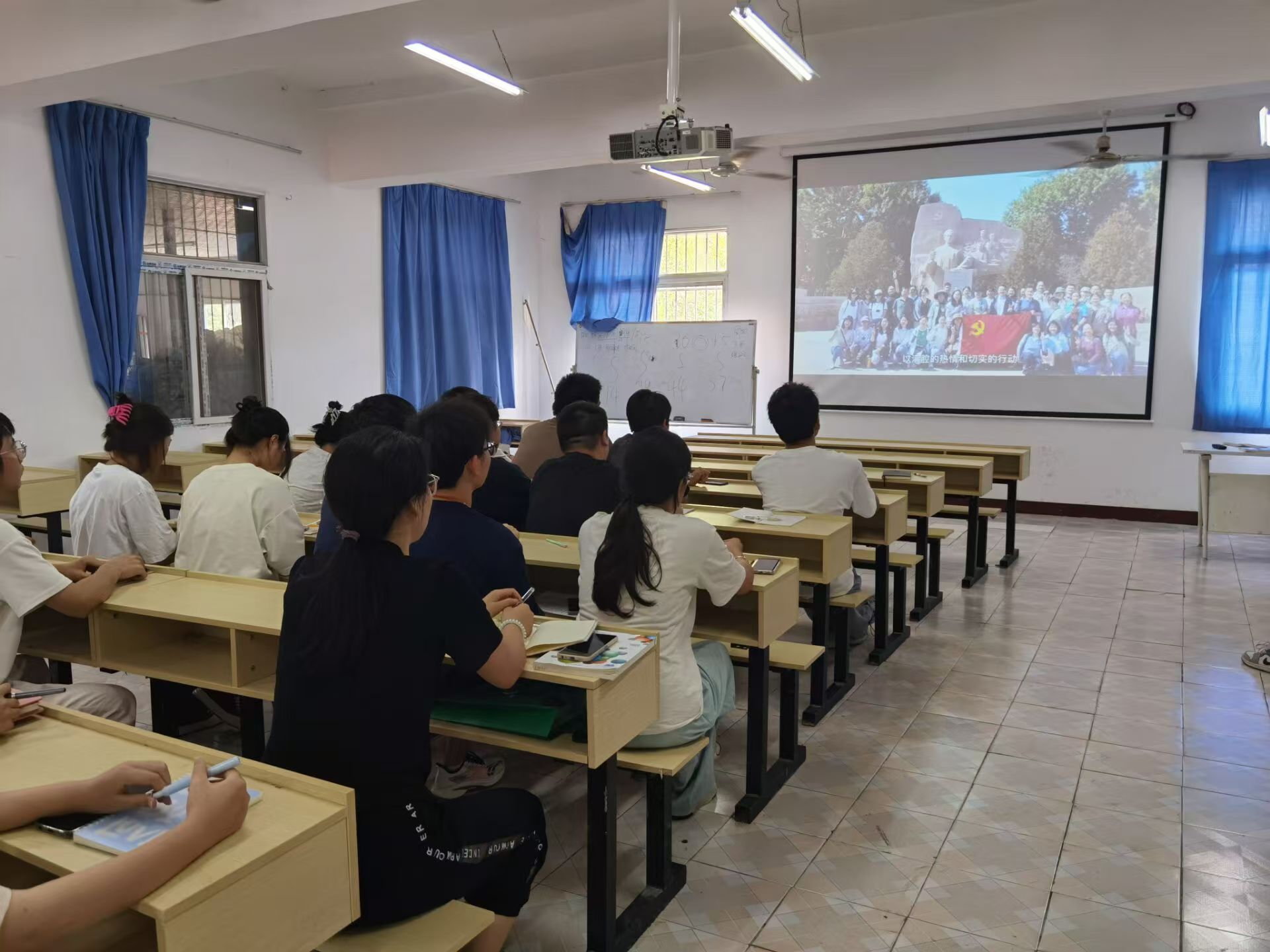 担当教育新使命,奋进强国新征程 ——师生共看微党课,校园观影暖人心 担当教育新使命,奋进强国新征程 ——师生共看微党课,校园观影暖人心