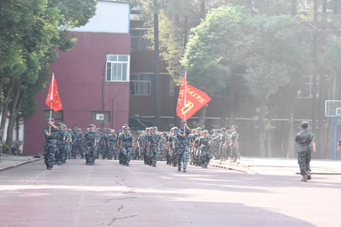 best365官方网站登录入口举行2024级新生开学典礼暨军训结营仪式
