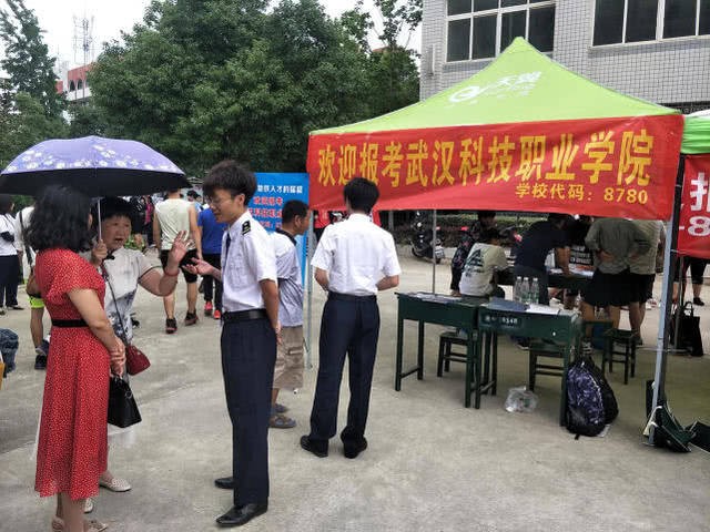 媒体以“地铁建设催生人才需求 轨道交通专业受热捧”为题对365官网招生进行报道