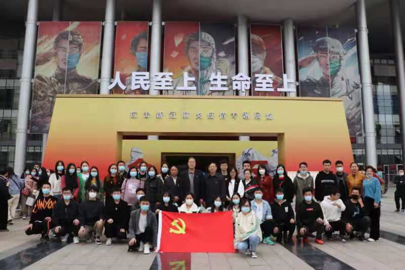人民至上,生命至上 365官网组织党员教职工及入党积极分子 到武汉客厅参观抗疫专题展览 人民至上,生命至上 365官网组织党员教职工及入党积极分子 到武汉客厅参观抗疫专题展览