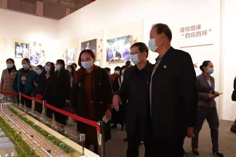 人民至上,生命至上 365官网组织党员教职工及入党积极分子 到武汉客厅参观抗疫专题展览 人民至上,生命至上 365官网组织党员教职工及入党积极分子 到武汉客厅参观抗疫专题展览