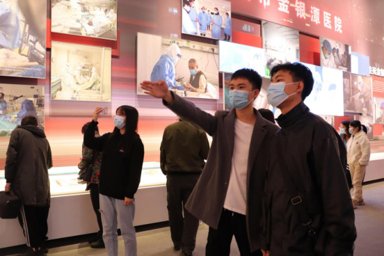 人民至上,生命至上 365官网组织党员教职工及入党积极分子 到武汉客厅参观抗疫专题展览 人民至上,生命至上 365官网组织党员教职工及入党积极分子 到武汉客厅参观抗疫专题展览