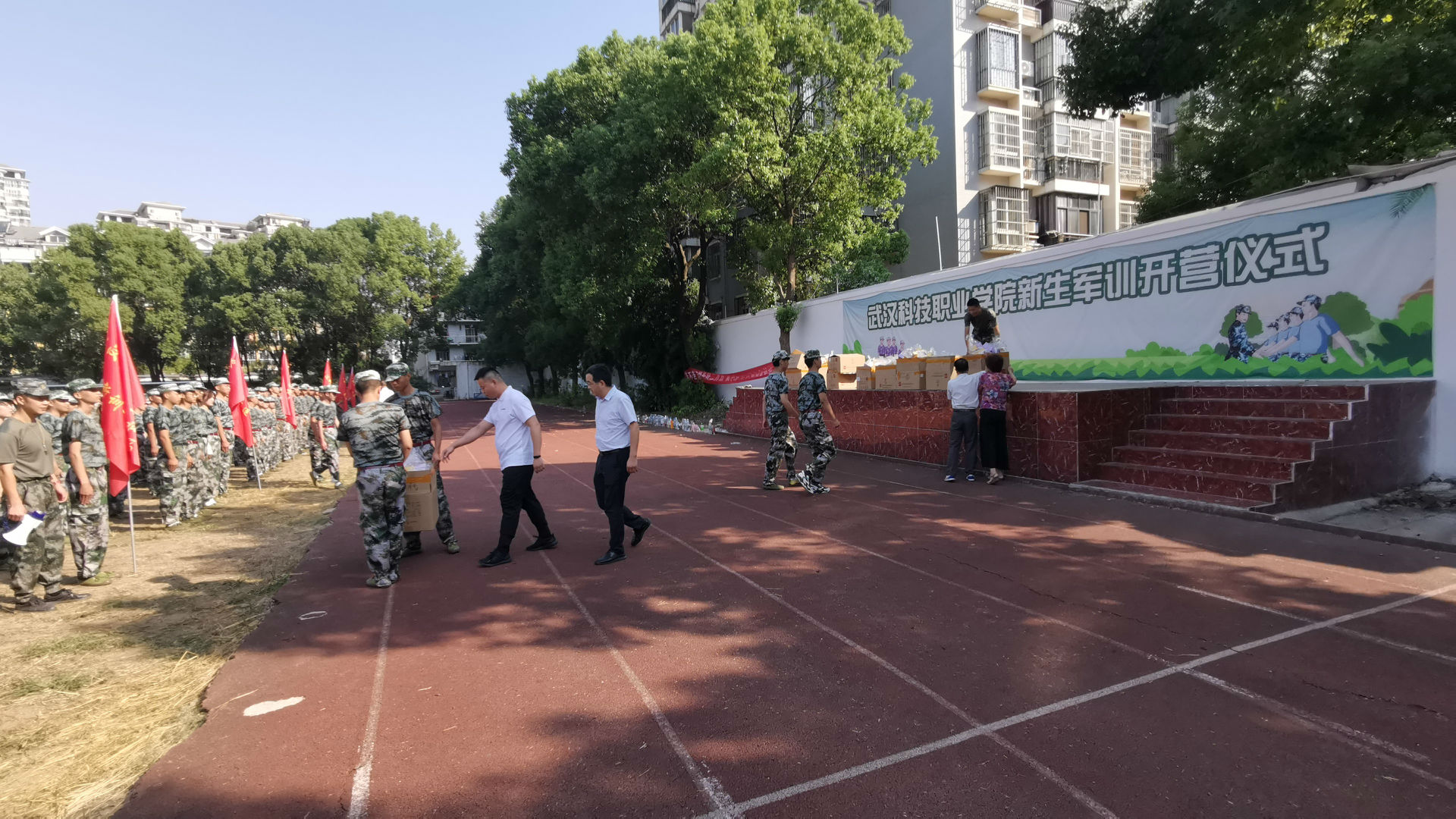 “浓情中秋,爱满校园”365官网为军训新生发放月饼 “浓情中秋,爱满校园”365官网为军训新生发放月饼