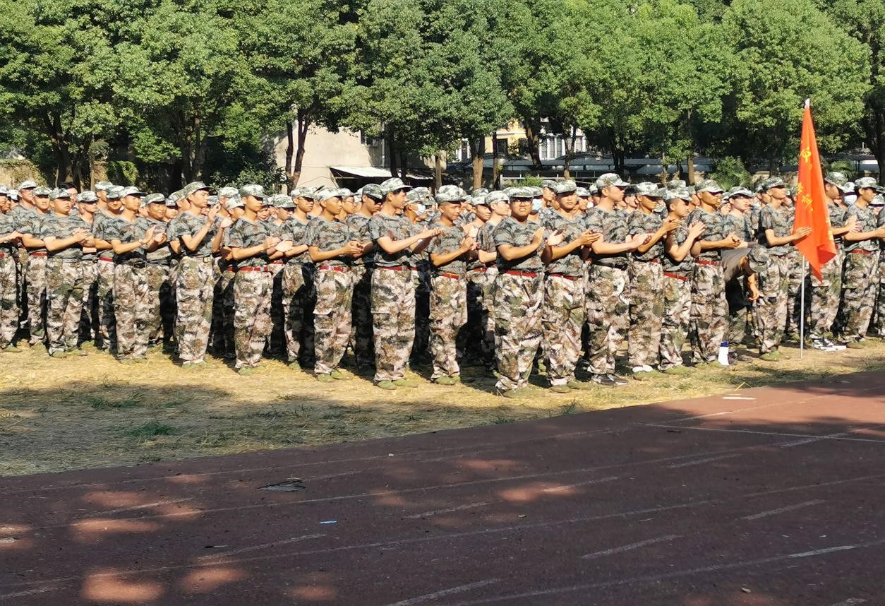“浓情中秋,爱满校园”365官网为军训新生发放月饼 “浓情中秋,爱满校园”365官网为军训新生发放月饼