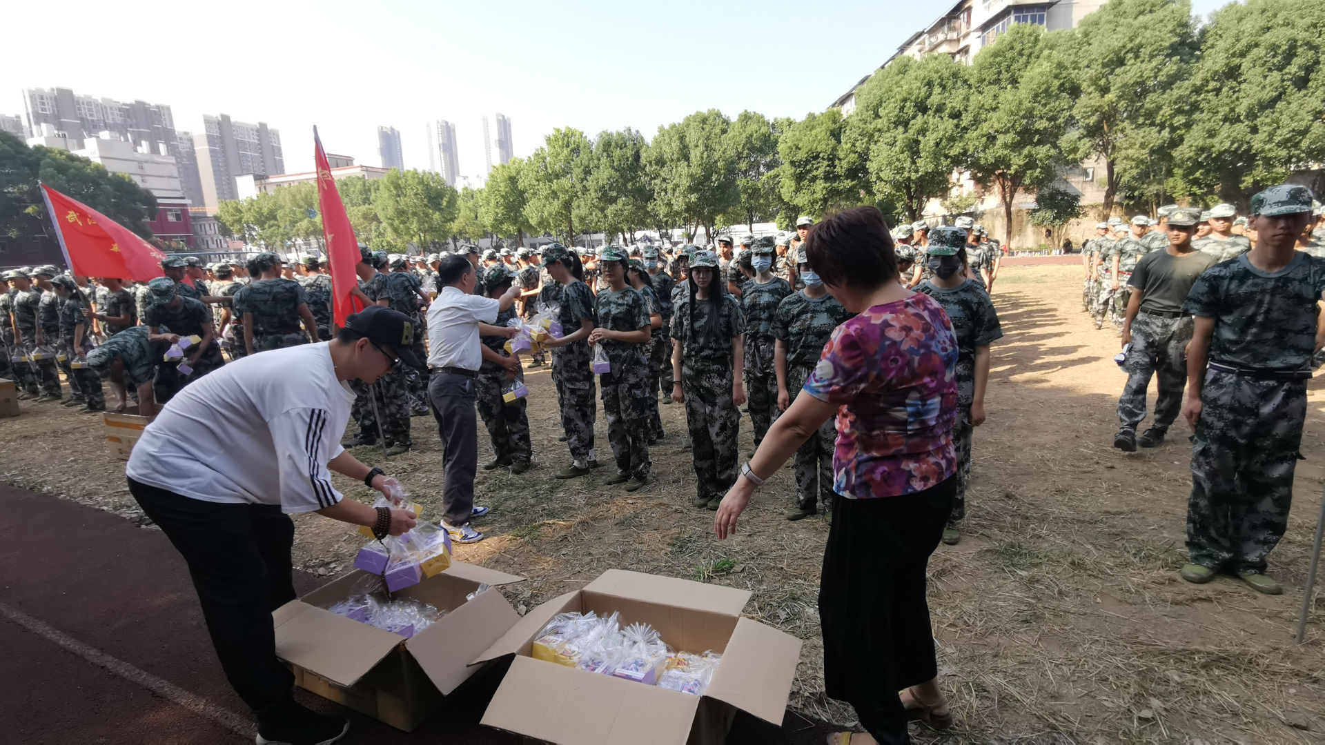 “浓情中秋,爱满校园”365官网为军训新生发放月饼 “浓情中秋,爱满校园”365官网为军训新生发放月饼