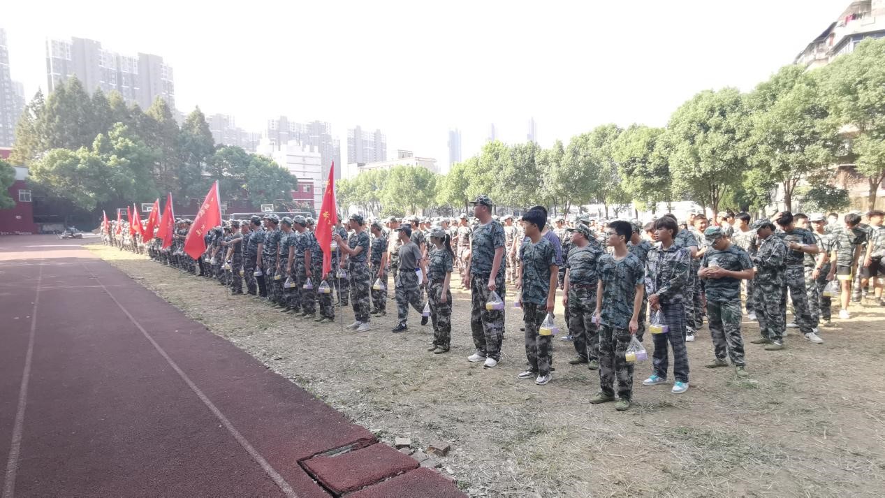 “浓情中秋,爱满校园”365官网为军训新生发放月饼 “浓情中秋,爱满校园”365官网为军训新生发放月饼