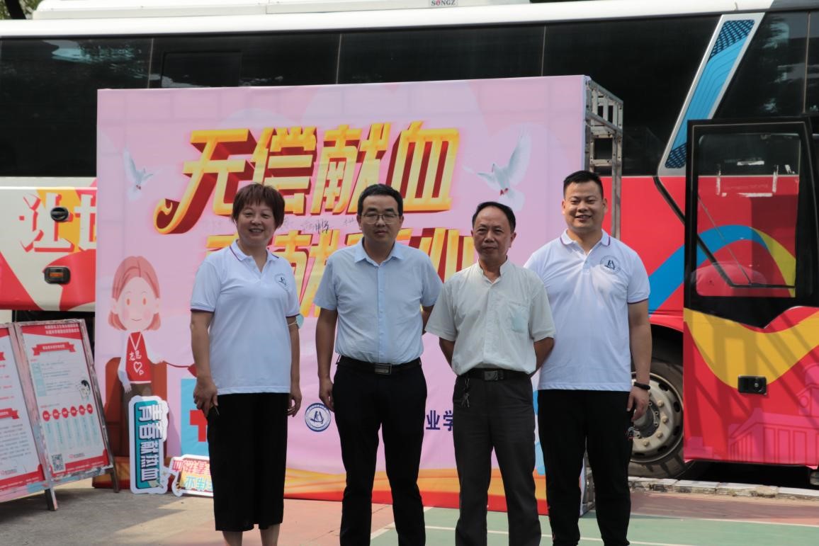 365官网组织百余名学生参加杨园街道 团体无偿献血活动 365官网组织百余名学生参加杨园街道 团体无偿献血活动