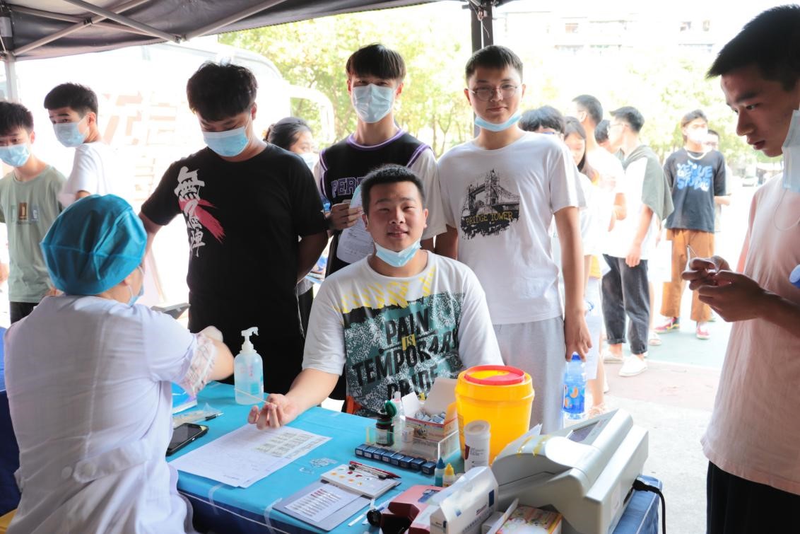 365官网组织百余名学生参加杨园街道 团体无偿献血活动 365官网组织百余名学生参加杨园街道 团体无偿献血活动