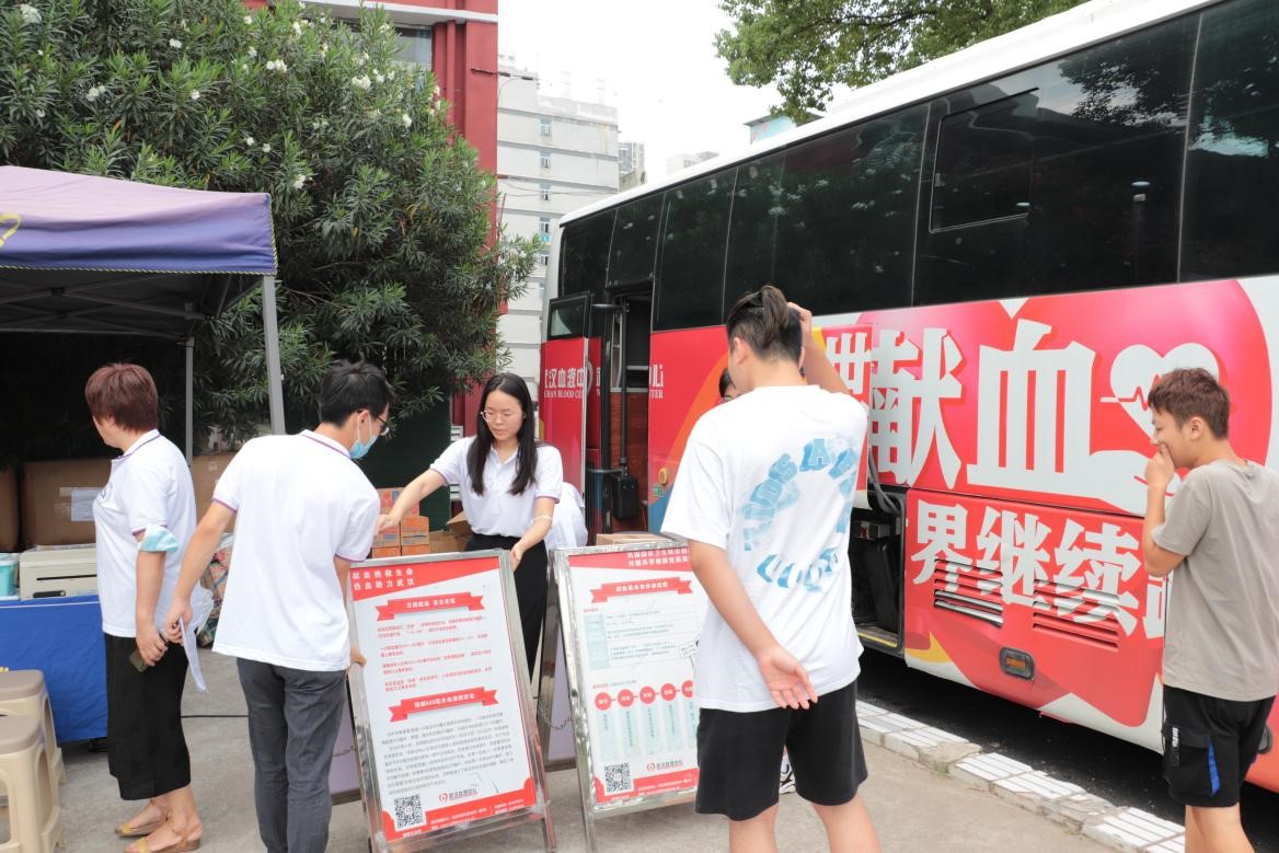 365官网组织百余名学生参加杨园街道 团体无偿献血活动 365官网组织百余名学生参加杨园街道 团体无偿献血活动